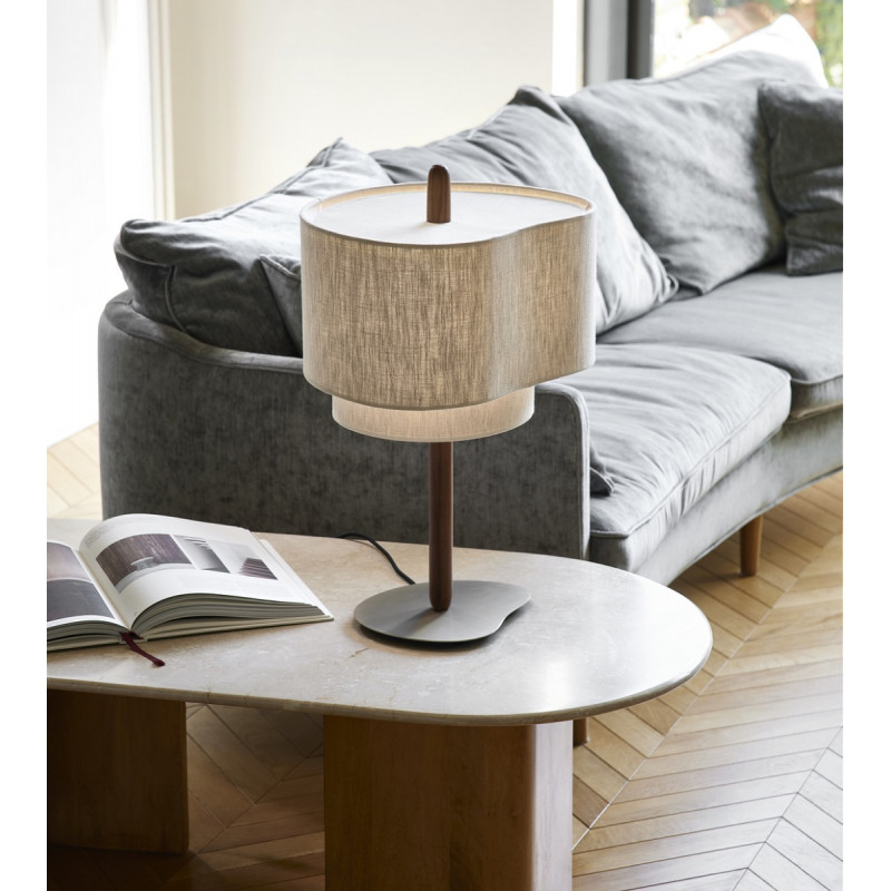 Bois et métal pour ce lampadaire contemporain aux finitions soignées